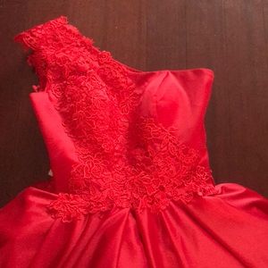 Mingda’s dress red one shoulder satin dress